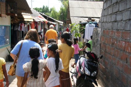 De hoofdstraat van Kampong Alit